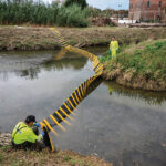 10/11/2014 Maccarese. Disastro ambientale causato dall'effrazione dolosa di un condotto Eni, con lo sversamento di cherosene nei corsi d'acqua. Tecnici posizionano paratie e materiali assorbenti